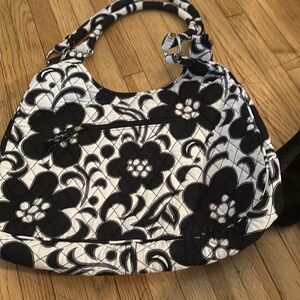 Like new Vera Bradley purse measurements 15x11 very nice
